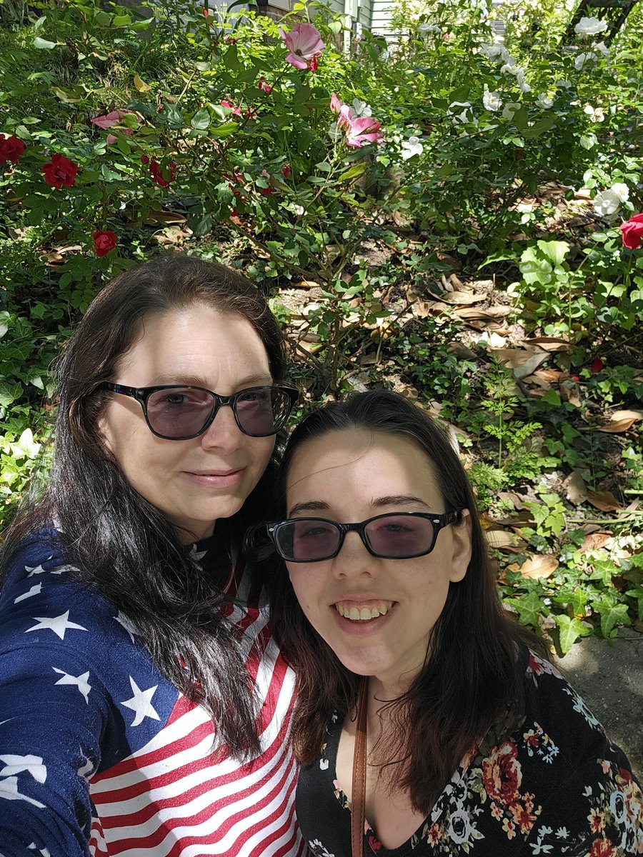 KLWnCDW's tweet photo. Me and Em.. our sweet girl ❤️💙#momanddaddysbabygirl
#almost19 #growntoofast
#Festivaldays23 https://t.co/5C4kpb9Pjv
