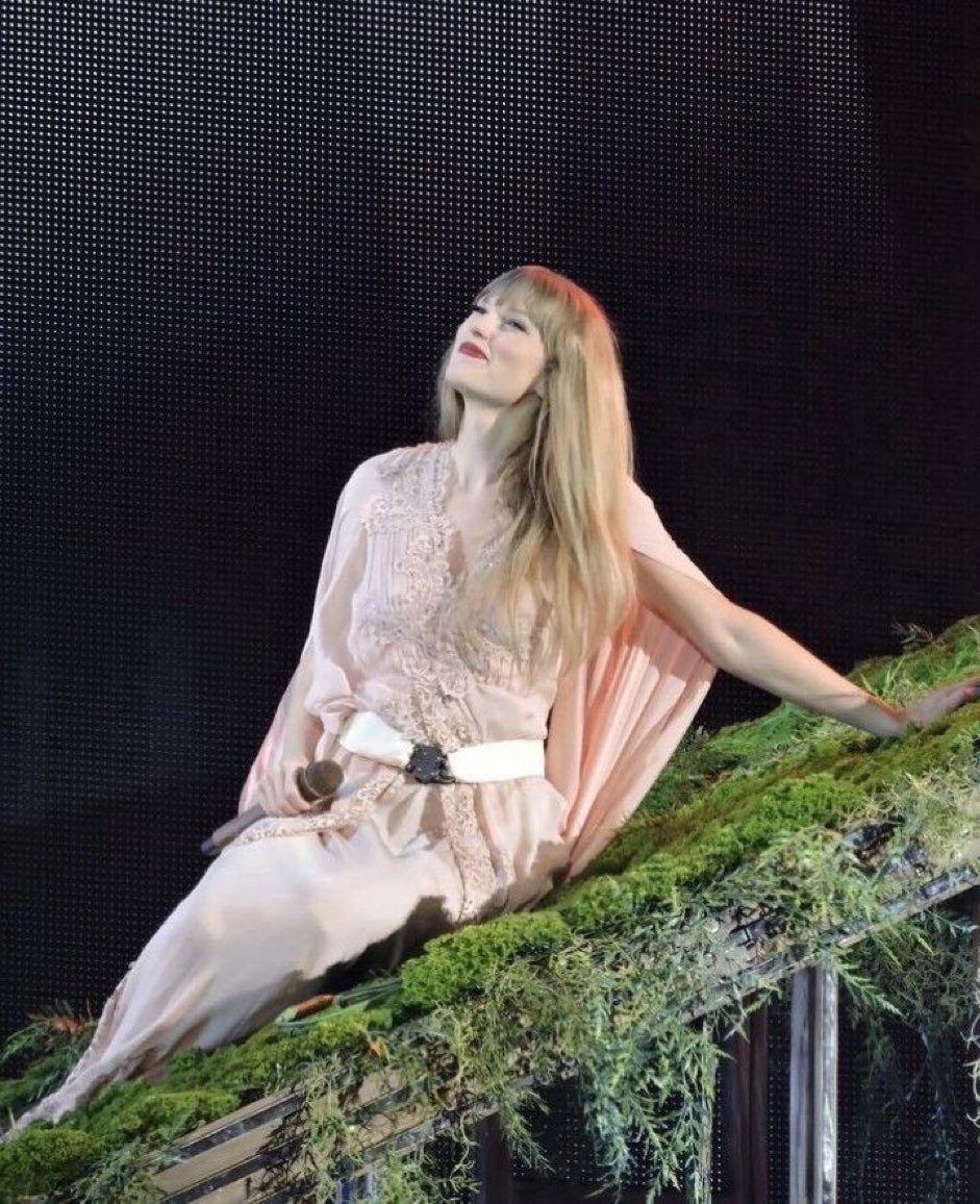 Taylor has gone back to Invisible String instead of The 1 tonight! #TSTheErasTour