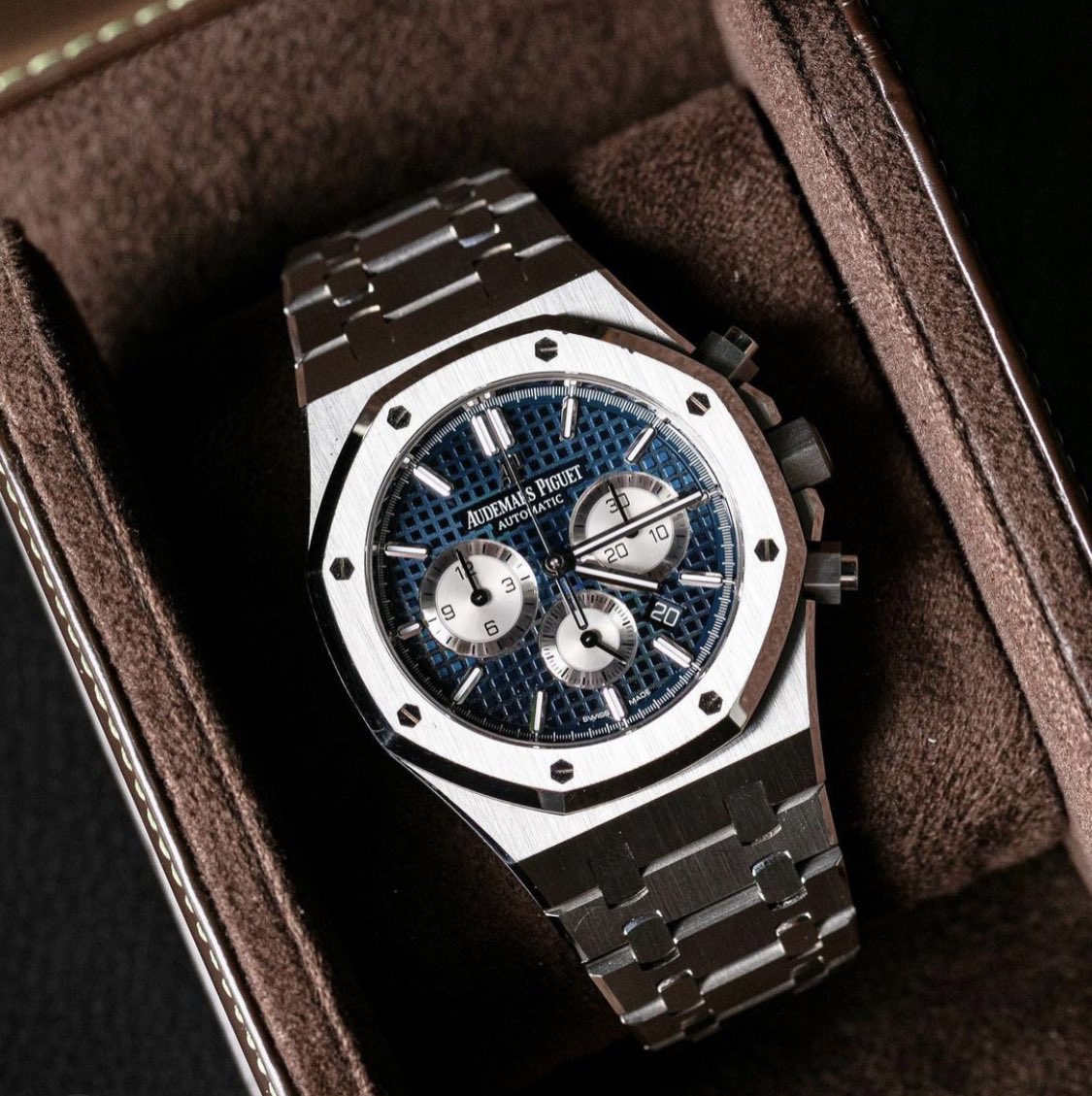 RoyalLuxWatches's tweet photo. Precision engineering meets exquisite craftsmanship in the Audemars Piguet Royal Oak #26331ST watch. With a silver-toned dial, self-winding movement, and 50m water resistance, this watch is the perfect blend of form and function. #AudemarsPiguet #RoyalOak https://t.co/JdoN89EIP8