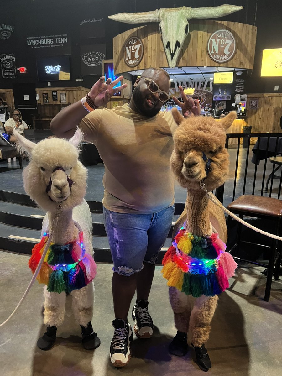 KyngCassius's tweet photo. I AM OUTSIDE ALL WEEKEND!
Year 2 of the #BlackQueerAFFestival was lit!
@_NormalAnomaly did what needed to be done for year two. Proud of you all!
#lgbtqia #blackgay #musicfestival #artistsofcolor #queerartists #music #fun #htx #Houston https://t.co/C0NWx6dR38