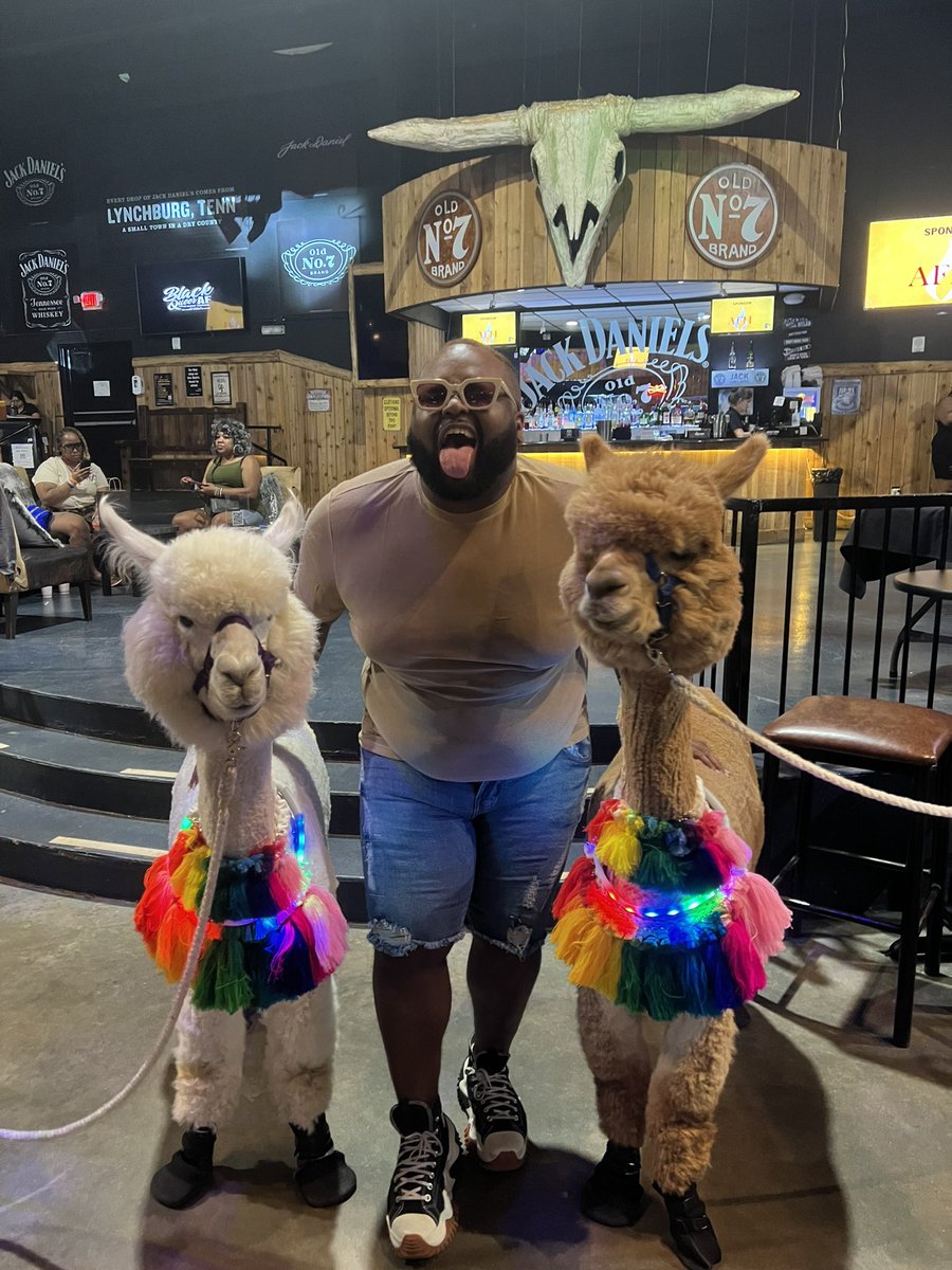 KyngCassius's tweet photo. I AM OUTSIDE ALL WEEKEND!
Year 2 of the #BlackQueerAFFestival was lit!
@_NormalAnomaly did what needed to be done for year two. Proud of you all!
#lgbtqia #blackgay #musicfestival #artistsofcolor #queerartists #music #fun #htx #Houston https://t.co/C0NWx6dR38