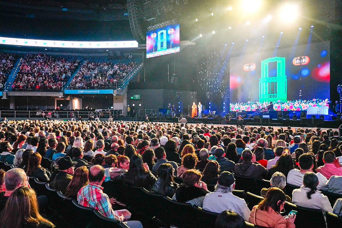 Teleantioquia's tweet photo. ¡Espectacular! 💚 Qué noche tan emocionante e inolvidable gracias a esta #SerenataMágica 🎶 “De Antioquia para ti, con mucho amor” 🇨🇴, desde el @MovistarArenaCo, en Bogotá. ¡Estas imágenes 📸 lo dicen todo! 👏🏻👏🏻 https://t.co/lLqNEC8MGu