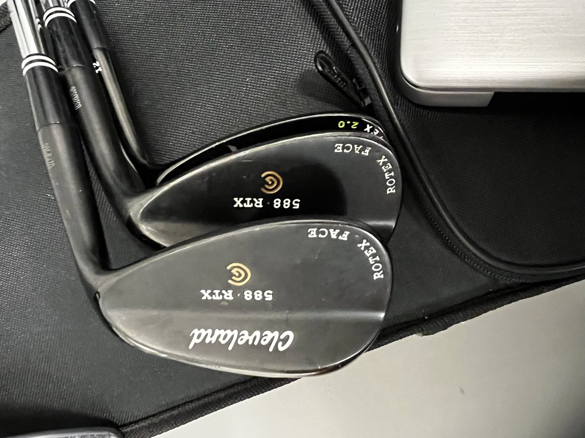47brownies's tweet image. Twitter friends, my wife's consignment store is selling these. i’m sure one of my degenerate golf friends is in need of more clubs to break on the course.