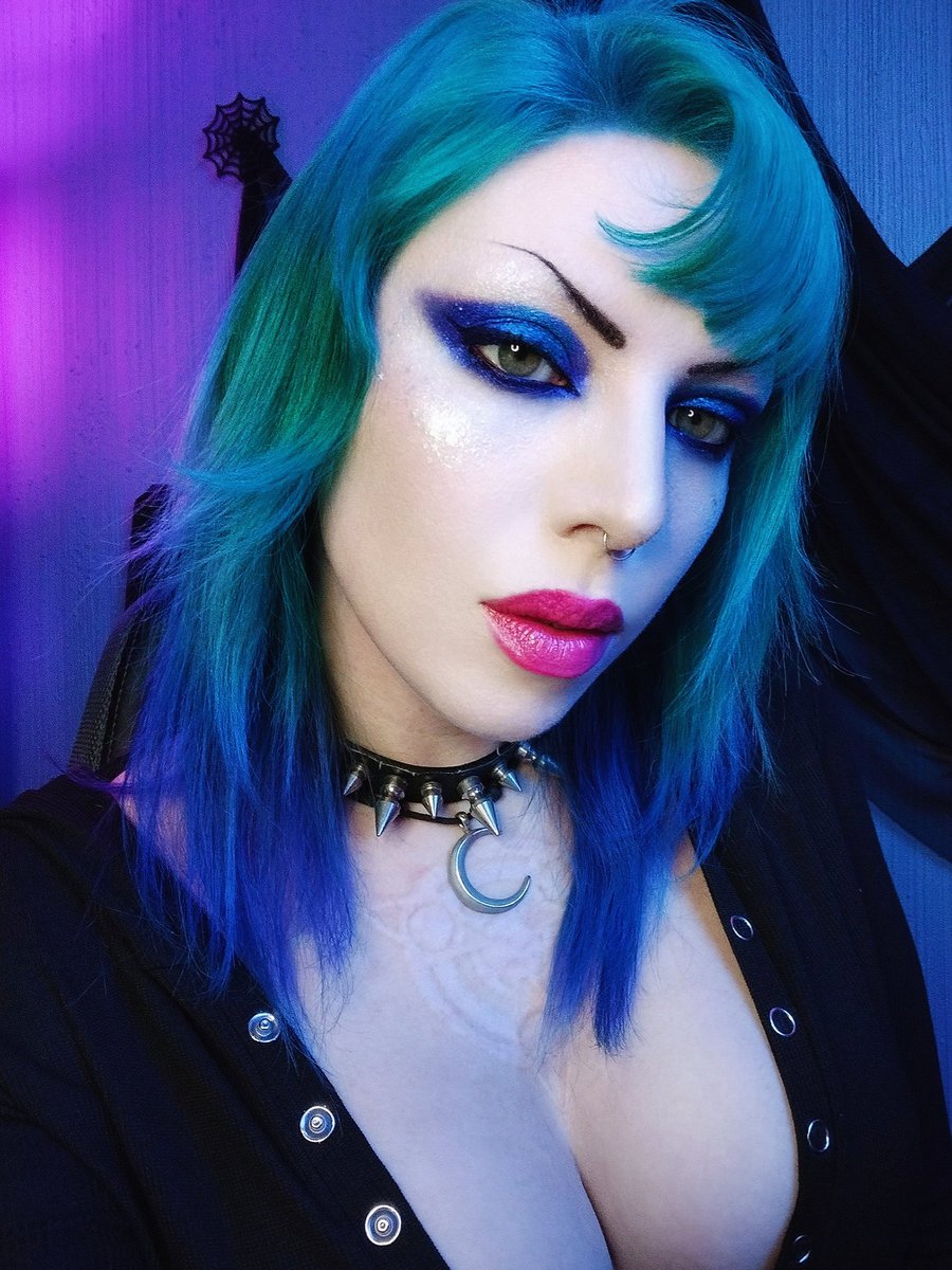 Hair is behaving without being styled and I had fun with my eyeshadow.

#gothgirl #gothic #gothgirls #mermaidhair #ombrehair #gothgf #gothicc #bluehair #scarification #glitter