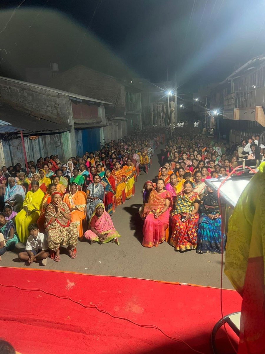 Nil_deshbhratar's tweet photo. भारतीय जनता पक्षाने जनतेचा विश्वासघात केला, कर्नाटकात काँग्रेसचेच सरकार येणार - प्रणिती शिंदे

निपानीचे काँग्रेस पक्षाचे उमेदवार काकासाहेब पाटील यांच्या प्रचारर्थ बेडकीहाळ येथे प्रचंड सभा

काँग्रेस पक्षाचे उमेदवारांना प्रचंड बहुमताने विजयी करण्याचे आवाहन प्रणिती शिंदे यांनी केले. https://t.co/SiBeBLvGVU
