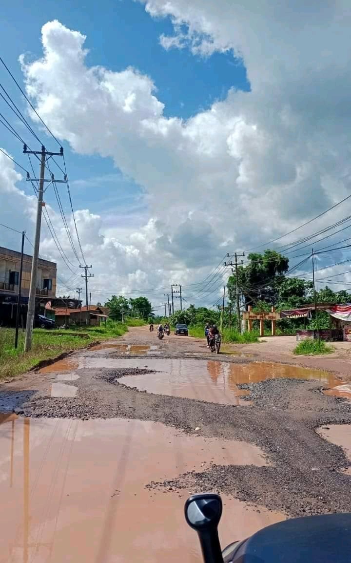 HernawanYus's tweet photo. Jalan provinsi Jambi Kebon IX. https://t.co/QuZ2LSuaDf