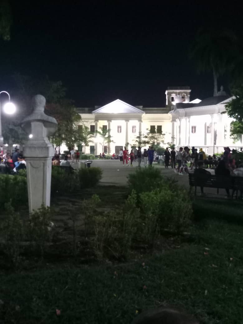 BermudezGeily's tweet photo. #AhoraMismo mi ciudad, la de Martha y el Che..así de bella y tranquila...noche sabatina..
#VillaClara
#CubaVive
@CentralEjercito 
@RgionMtarVC 
@Colina_VClara 
@ErnestoMCruz1 
@DiazAquilar 
@DemetrioFidel1 
@ToscoCubano https://t.co/8DDHHC3JLQ