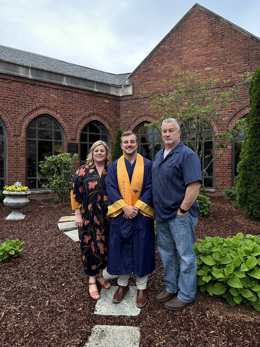 M_Galluzzi's tweet photo. Celebrating Ben and Abby graduating from UTC College of Nursing! #ProudMom https://t.co/FOGXcGuzWJ