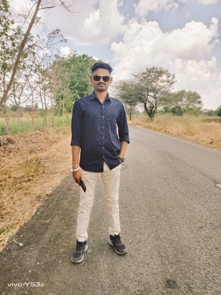 ભીતરમાં આનંદની ખોજ કર,
ભૂલી દુનિયા બે ઘડી મોજ કર...!!🌸🍃