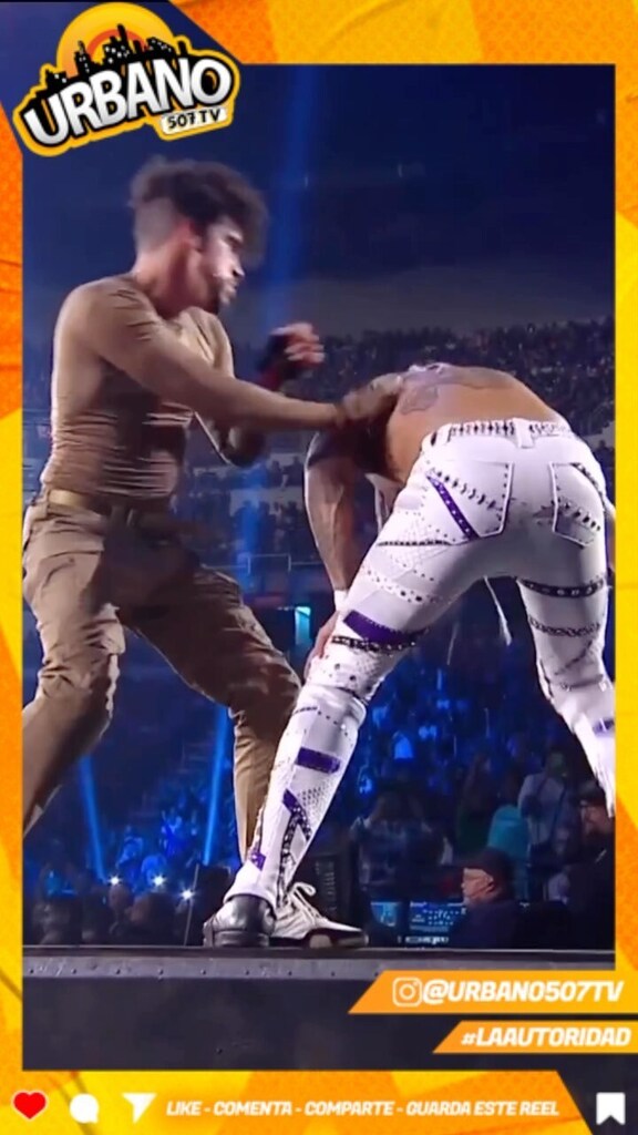 Bad Bunny tirando la mano contra Damian Priest en el evento Backlash en Puerto Rico 

Si lo hacemos en Panamá a que artista ponemos a luchar??