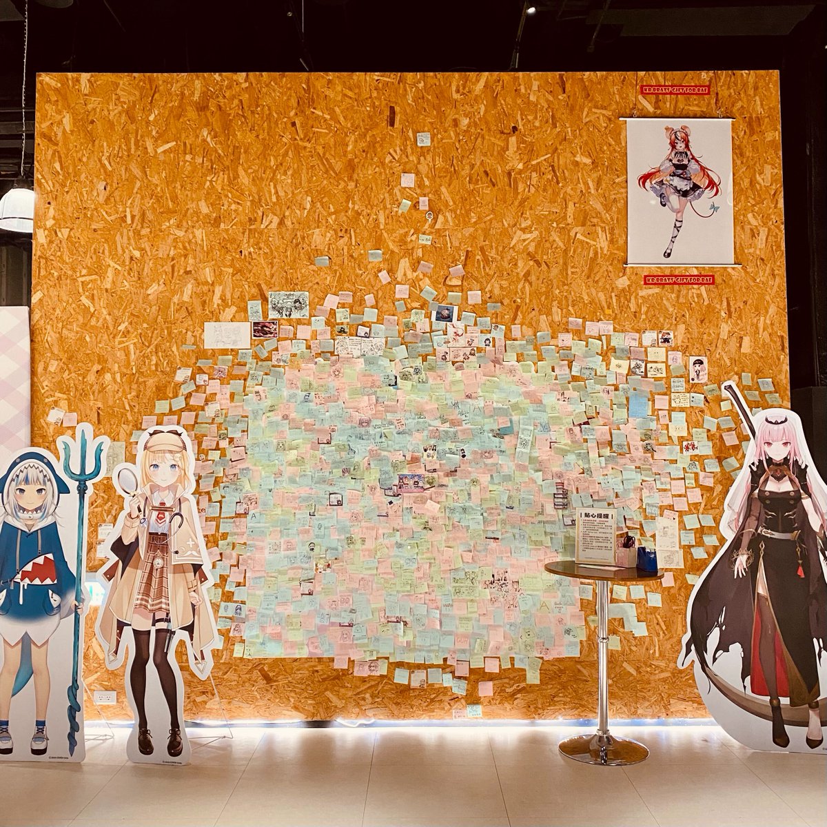 hololive_ENcafe's tweet photo. 📣留下想說的話
hololive x Capsule Collaboration Cafe有一整面的牆貼滿了大家想說的話！
活動結束後會將它們全部整理好，將大家的心意一起提供給日方，歡迎大家把握最後機會到場吧！
inline 訂位網站：https://t.co/6lDmXSDxli https://t.co/FcqTdbqnuc