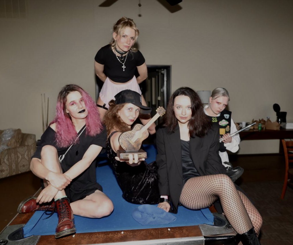 Today we’ve received the Woodie Guthrie prize. Woody Guthrie is a unique artist who fought against injustice and war with his songs.  

It’s an honour for us to receive an award from Nora Guthrie, a true successor of her father’s work. At this difficult time of the horrible war