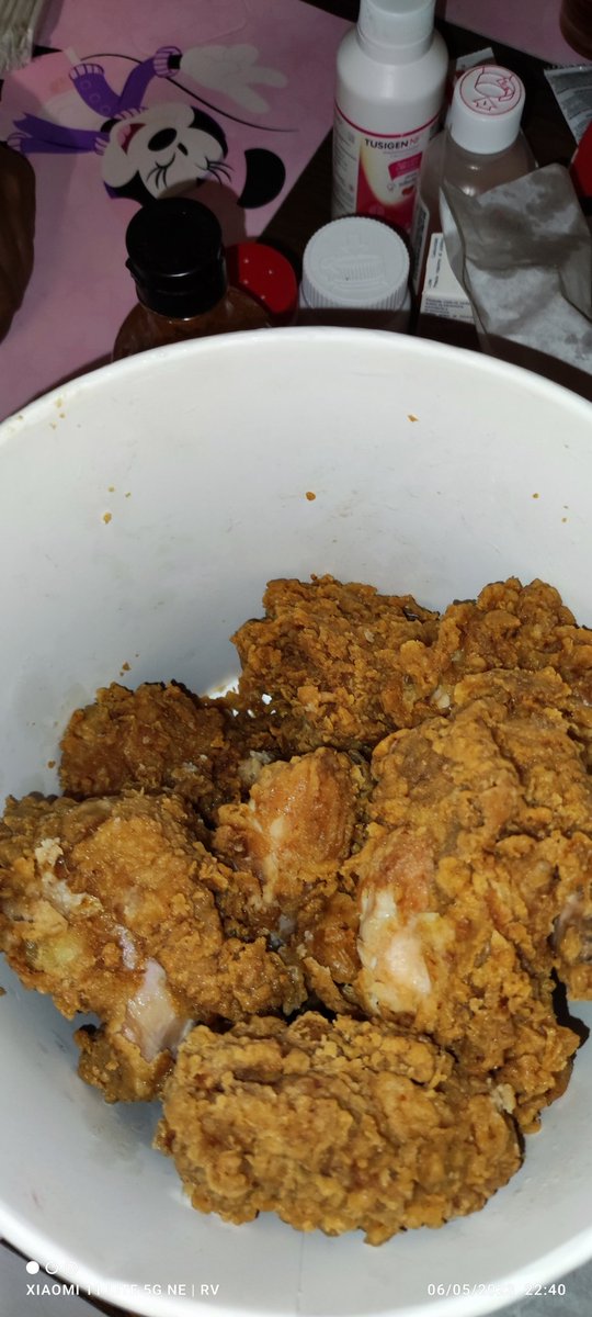 RickValentin's tweet photo. @KFC_MEXICO  muy decepcionado, fui a su restaurante porque se me antojo el pollo de KFC con BBQ y no me dan el pollo como lo pedí porque ya querían cerrar, lamentablemente me di cuenta hasta que llegue a casa https://t.co/1hdp2nSho0
