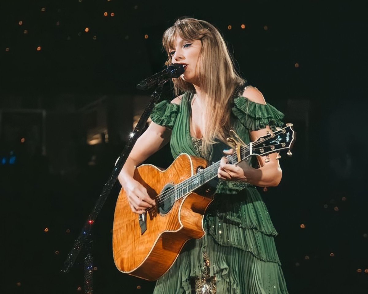 tswifterastour's tweet image. 🚨| Taylor Swift performs “Out Of The Woods” from “1989” as the first surprise song for Day 2 of ‘The Eras Tour’ in Nashville, Tennessee!

“It’s got one of those choruses where you say the same thing over and over again!”
#TSTheErasTour  #NashvilleTSTheErasTour #NashvilleN2