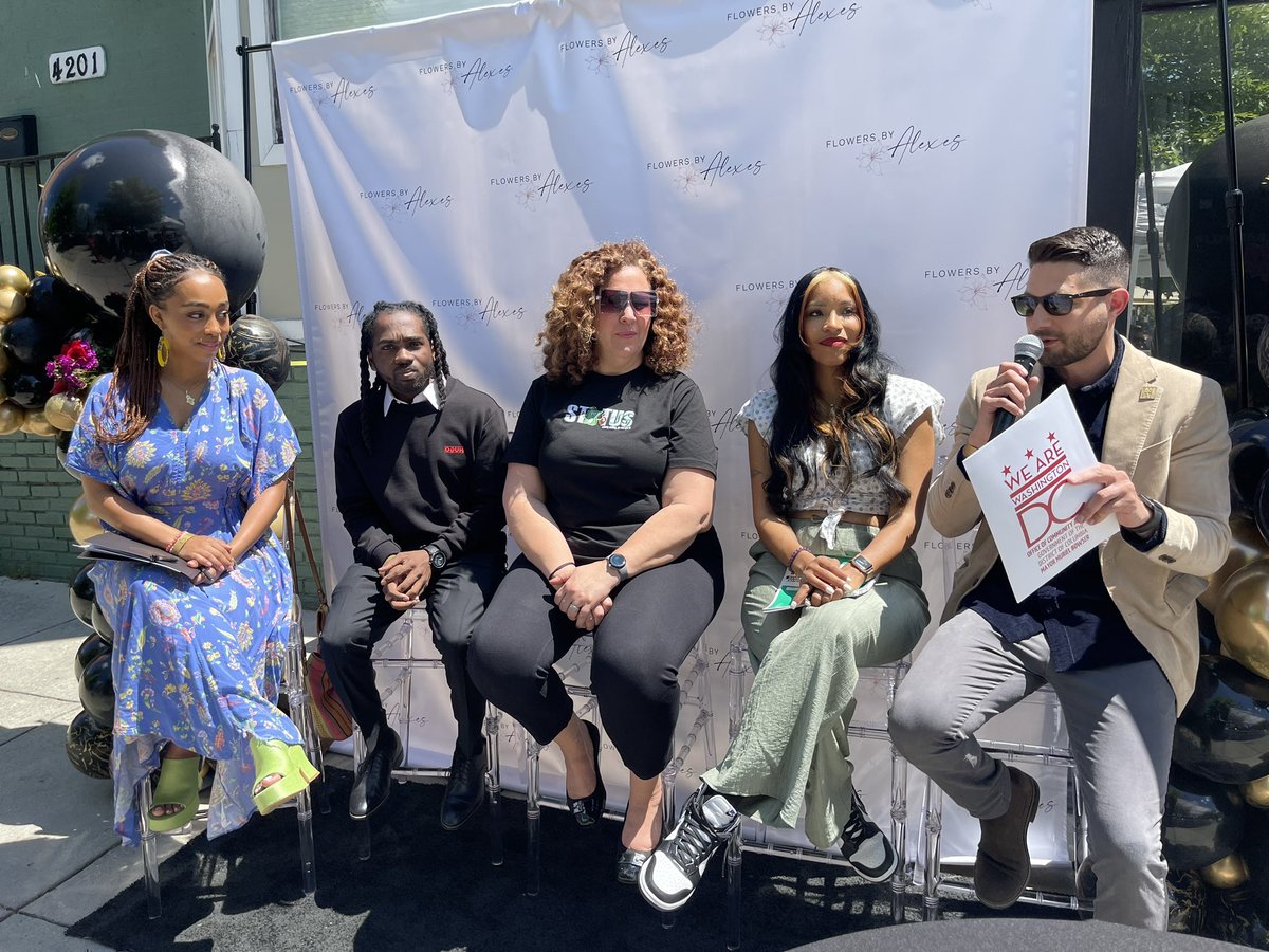 SmallBizDC's tweet image. There was no better way to close out #DCSmallBizWeek than to support the Grand Re-Opening of #FlowersbyAlexes 💐🎉🌷 

At #DSLBD every week is small biz week —we want all DC entrepreneurs to know that we are here to support you and your business every step of the way! #DCisOpen