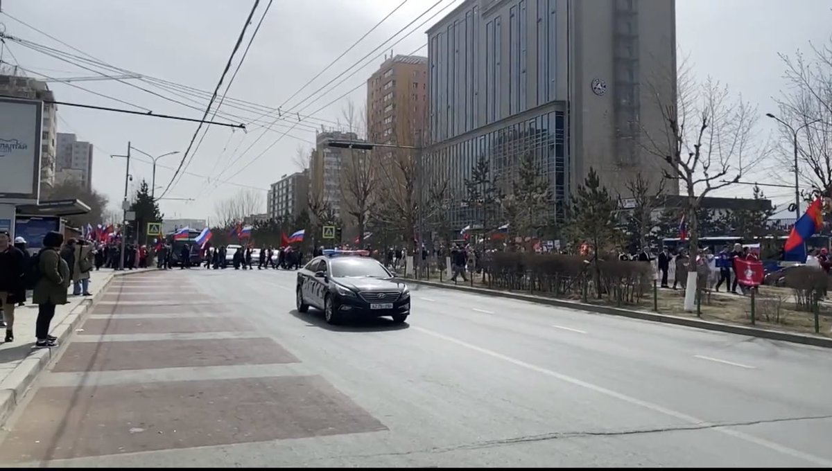 Энийг л double standart гээд байгаа юм шүү дээ. Дайны эсрэг залуучуудыг яаж махалж тамлаж байгааг бид харсан. Оросын цуглааныг цагдаагийн хамгаалалттай хийж байна.