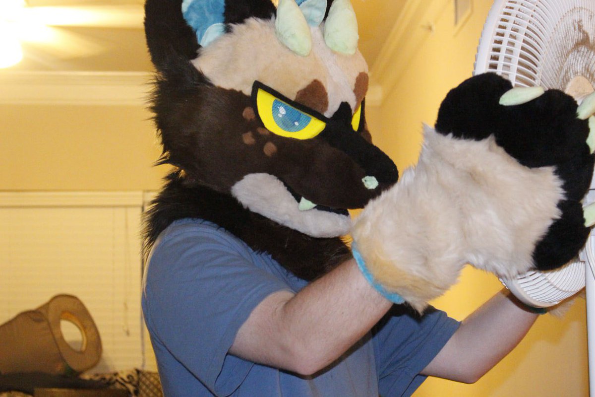 Rynam0_'s tweet photo. Say hello to Eli! I just got this suit today (made by @Snailboxx) I love him 🥺 https://t.co/ho6qTGkUzo
