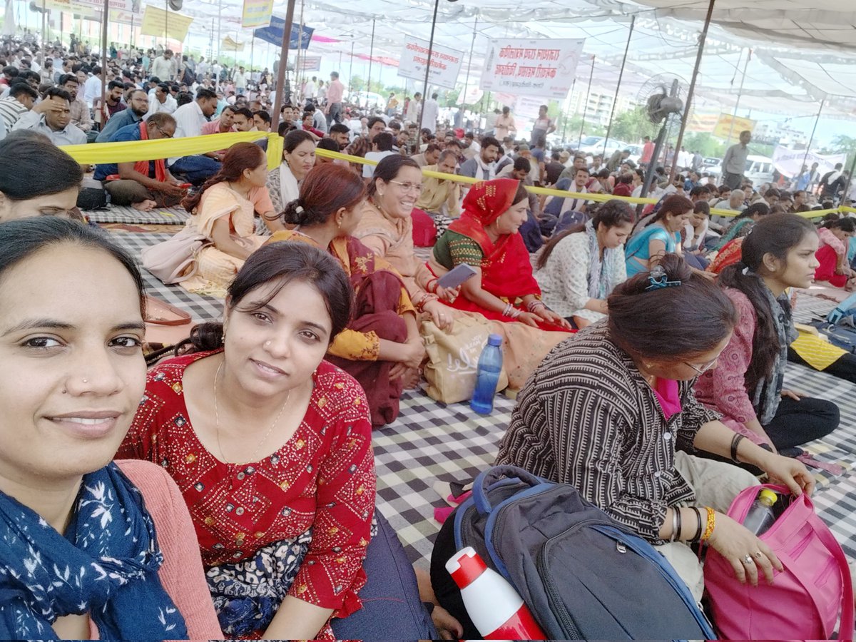 SurbhiS23981519's tweet photo. #RAJ_UDC_GP3600
Respected @ashokgehlot51 sir please show  politeness to rajasthan govt babus we are fighting for our genuine demands so we happily help government to propagate govt schemes to needy people of state.
@1stIndiaNews 
@_lokeshsharma 
@zeerajasthan_ 
@RajCMO https://t.co/6OlDyTbd8P