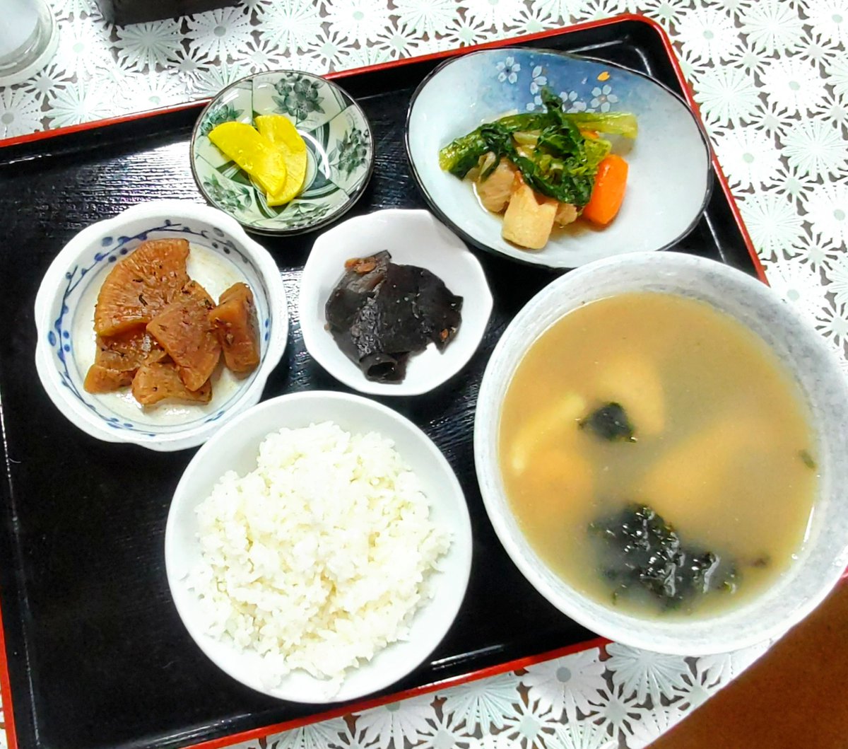 ヤンバルのお食事処で戴いた定食は、魚介類がわんさか🦐🐟️🦪の青さが効いた素朴で濃いスープでした。沖縄本島の最北端に向かう最後の食堂はここ