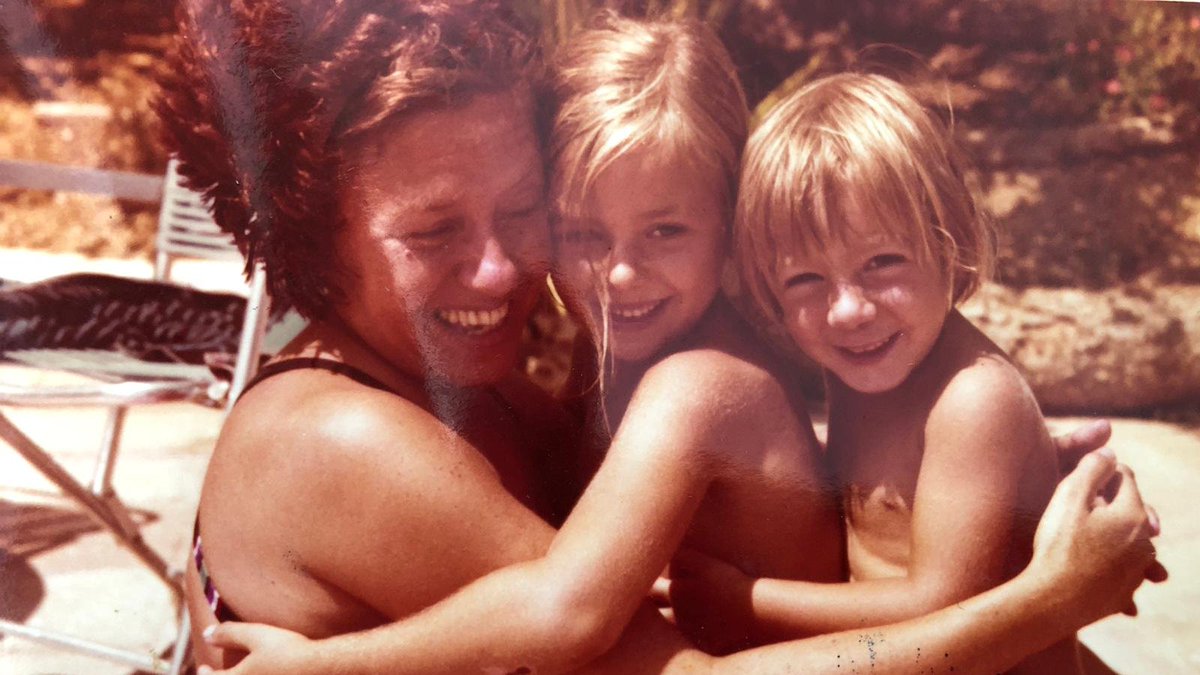 LaVanguardia's tweet photo. 🤱Día de la Madre |  4 hijas que perdieron pronto a sus madres comparten el vacío que marcó su vida

▪️ En una efeméride comercial y sentimental, las huérfanas precoces han tenido que aprender a superar una ausencia insufrible 

✍️Eva Millet
https://t.co/VH558VJWe0 https://t.co/9QDfbDfZJH