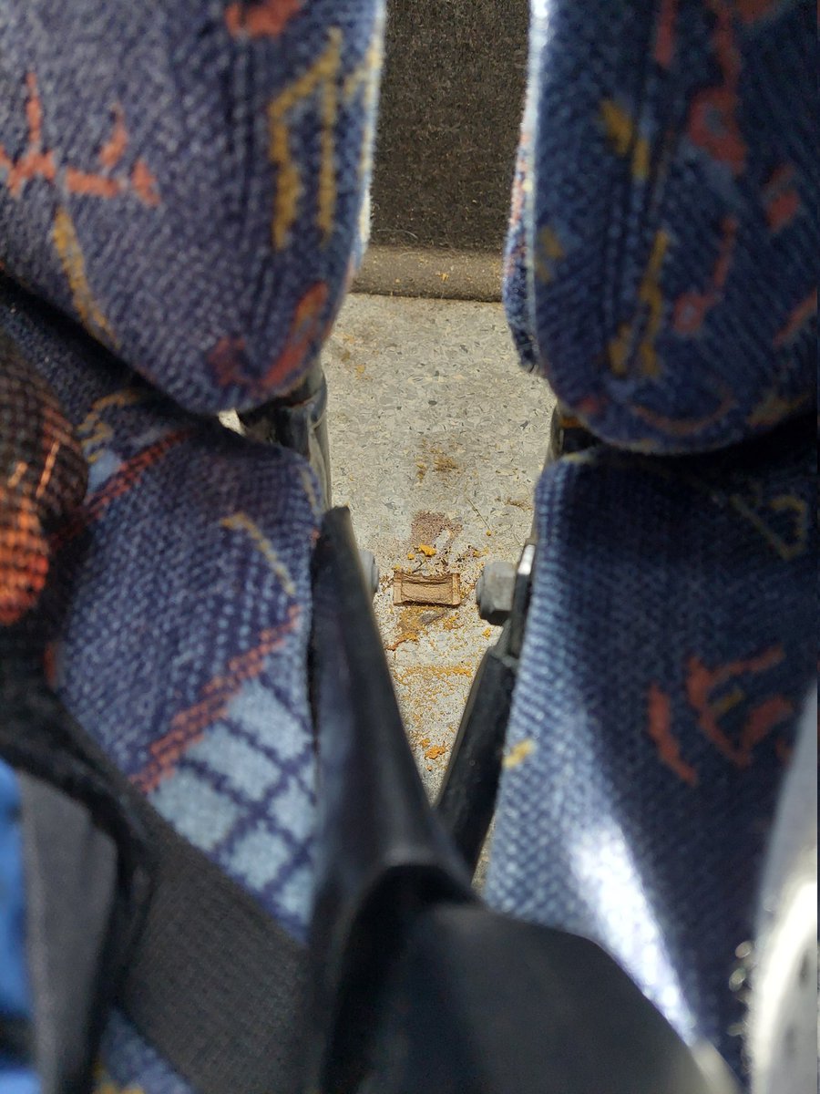 SuviLin's tweet image. Just hypättiin @onnibus F4 kyytiin Oulu-JKL. Vähän kauhulla odoteltiin, että kuinka ahdas Flex -matka on edessä. Autossa oli mukavasti tilaa, mutta TODELLA saastaista. Tässä pari havainnekuvaa takapenkiltä. Onneksi oli kosteuspyyhkeitä matkassa niin sain pinnat pyyhittyä.