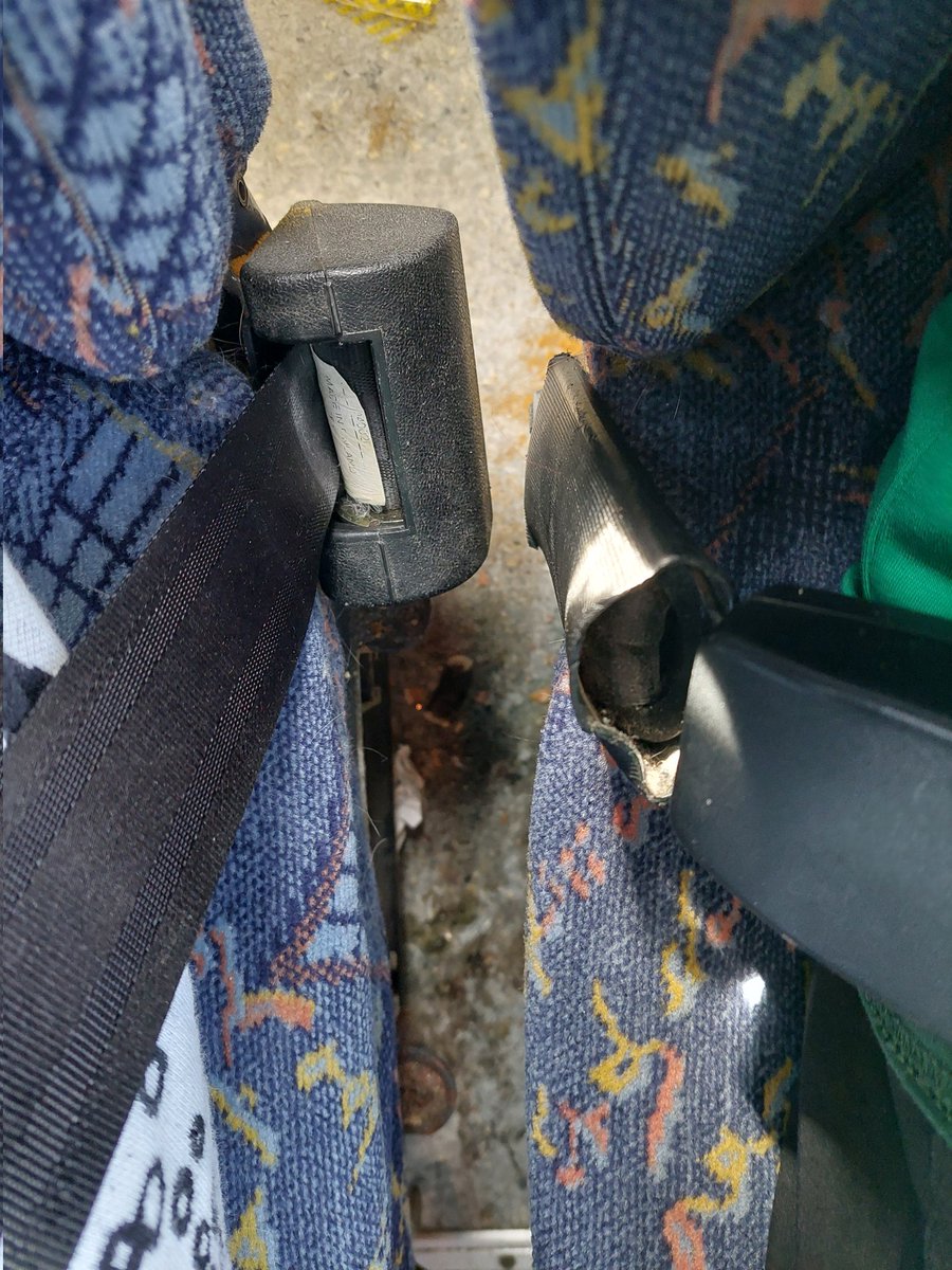 SuviLin's tweet image. Just hypättiin @onnibus F4 kyytiin Oulu-JKL. Vähän kauhulla odoteltiin, että kuinka ahdas Flex -matka on edessä. Autossa oli mukavasti tilaa, mutta TODELLA saastaista. Tässä pari havainnekuvaa takapenkiltä. Onneksi oli kosteuspyyhkeitä matkassa niin sain pinnat pyyhittyä.