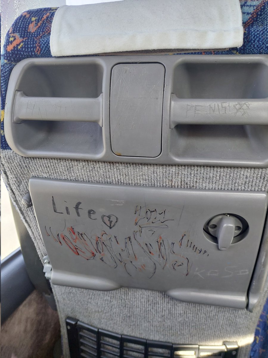 SuviLin's tweet image. Just hypättiin @onnibus F4 kyytiin Oulu-JKL. Vähän kauhulla odoteltiin, että kuinka ahdas Flex -matka on edessä. Autossa oli mukavasti tilaa, mutta TODELLA saastaista. Tässä pari havainnekuvaa takapenkiltä. Onneksi oli kosteuspyyhkeitä matkassa niin sain pinnat pyyhittyä.