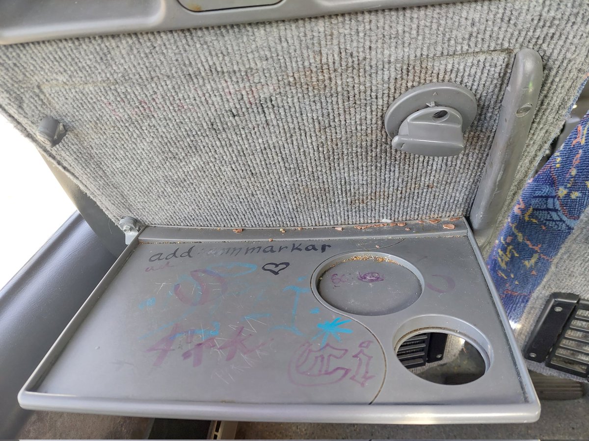 SuviLin's tweet image. Just hypättiin @onnibus F4 kyytiin Oulu-JKL. Vähän kauhulla odoteltiin, että kuinka ahdas Flex -matka on edessä. Autossa oli mukavasti tilaa, mutta TODELLA saastaista. Tässä pari havainnekuvaa takapenkiltä. Onneksi oli kosteuspyyhkeitä matkassa niin sain pinnat pyyhittyä.