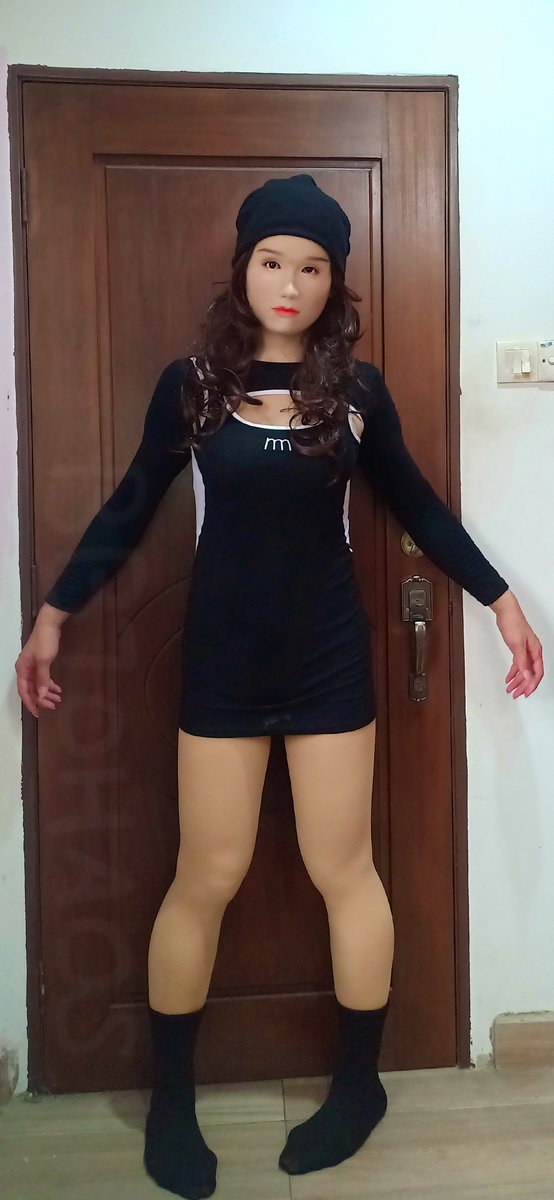 拉拉扯扯调整了好几次，面具的眼眶终于能和眼睛大致对上了，开心😄不过连衣裙还是略小了，差点遮不住屁股😂