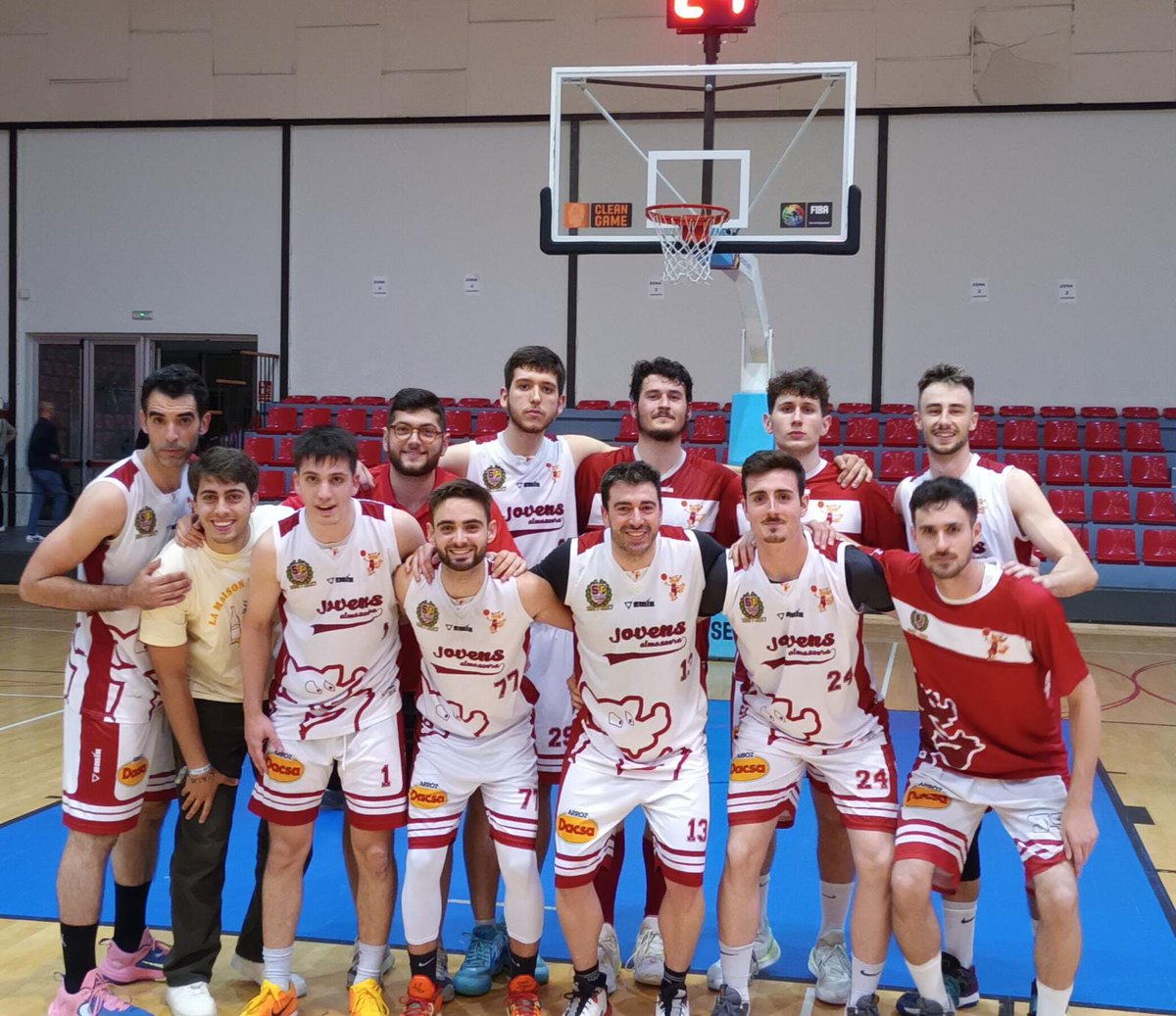 👏🏼 Ens avancem en l'eliminatòria, tornem d'Alcant amb un renda de +13 punts. 

💪🏽Els xics feren un partit molt seriós que acabà amb un 52-65 favorable pels raboses.

🦊🔥Ara és torn d'omplir la #CalderaRabosa i que entre afició i jugadors tanquem l'eliminatòria

#SomJóvens