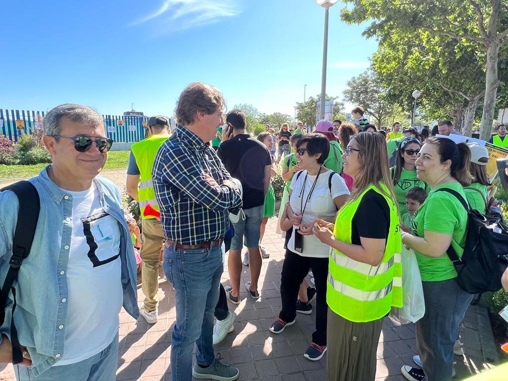 PSOEfuenlabrada's tweet photo. Hoy @PSOEfuenlabrada nos hemos sumado a la concentración organizada por la familias afectadas por el incumplimiento de Ayuso con el #YvonneBlake. Desesperadas ante la situación que están viviendo, han decidido realizar un encierro en el centro https://t.co/rONlcb4VLV