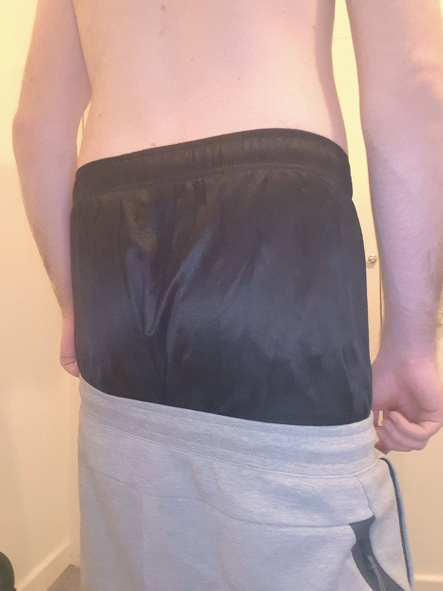 Fredbloggssagg2's tweet photo. Got a bit horny sagging my favourite shiny Nike shorts ;) https://t.co/s62MO9zp72