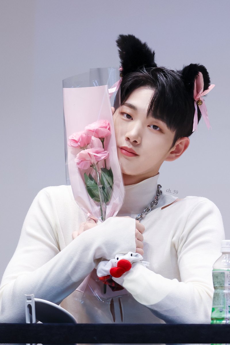 CH_5959's tweet photo. 230428 조은뮤직 팬사인회

꽃만 보면 욱이가 생각 나 🥹
항상 그렇게 웃을 일만 가득했으면 좋겠어

#주창욱 #창욱 #드리핀 #DRIPPIN https://t.co/QhHKk0Nc2U