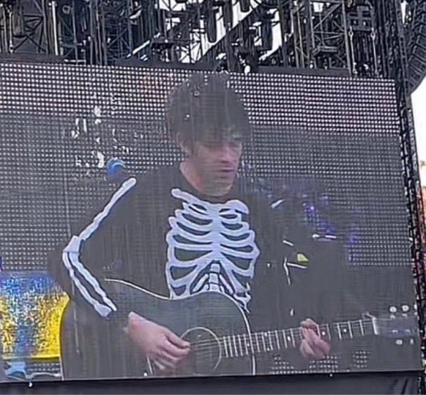 The 1975 tweet media