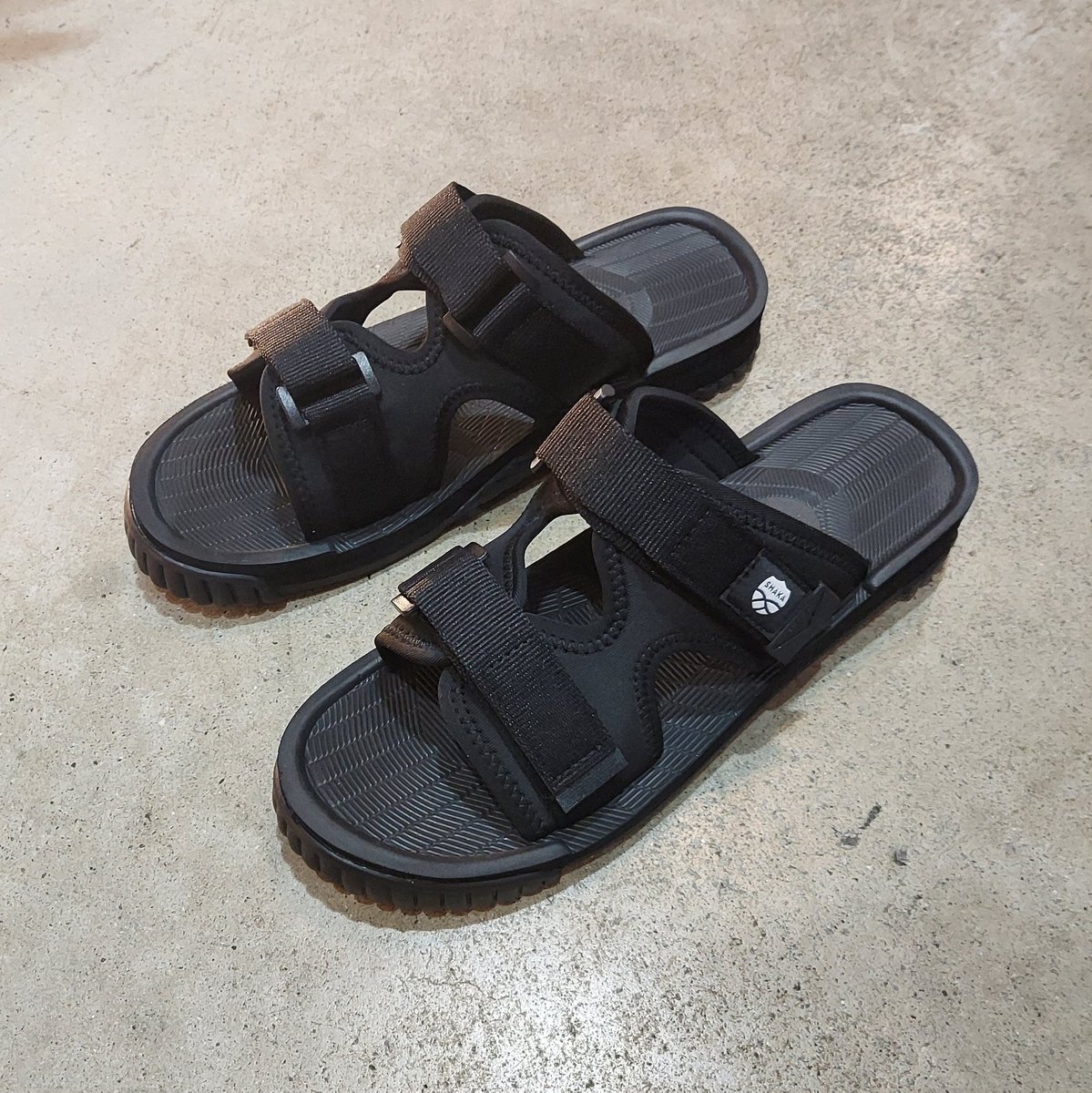 smith_nagoya's tweet photo. SHAKA
CHILL OUT UNISEX
【SK-106】

¥11000(税込)

特徴的なデザインのバタフライ形状のアッパーにはソフトな肌当たりのネオプレンを配し、気持ちの良い足入れを実現しています。

Masterpiece
愛知県名古屋市中区大須2-30-7
TEL  052-231-6671

楽天TROPHY SMITH
https://t.co/Asq9knVAKL

#shaka https://t.co/a3XcR31FXk