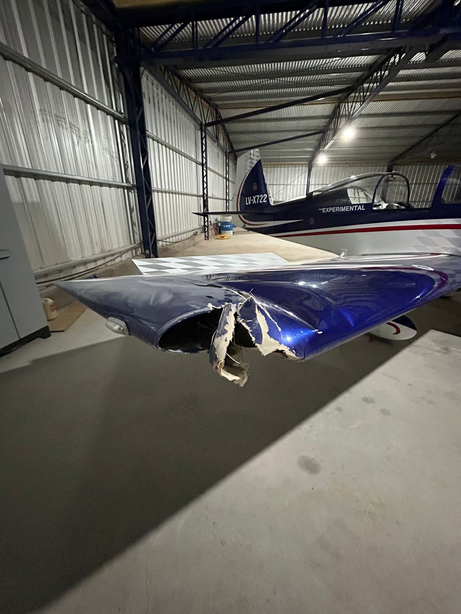CockpitChatter's tweet image. Play stupid games, with stupid prizes. Lucky to be alive. 
#Pilot #piloto #aviationlovers #aviationdaily #aviacion #Aviator #airplanes #aviationphotography