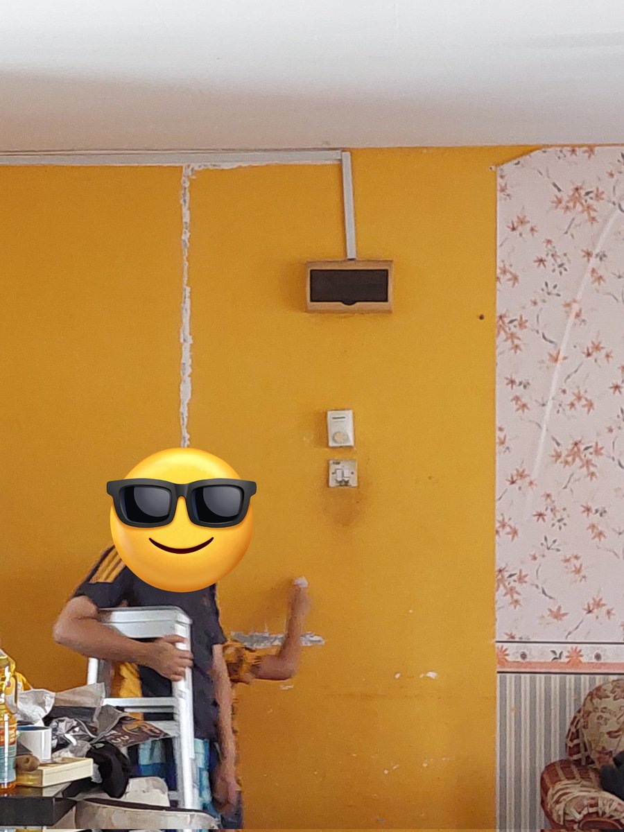 edania's tweet photo. Dah lepas raya baru nak buat project decor. 

Beli umah subsales macam ni lah. Bila time nk pindah barang nk masuk rumah, ada lagi tenant owner lama kat umah tu. Tuan rumah tak habaq kat depa pun yang akan ada owner baru nak masuk.

So masuk kosong tanpa renovation 🙄 https://t.co/dvFMvLlagC