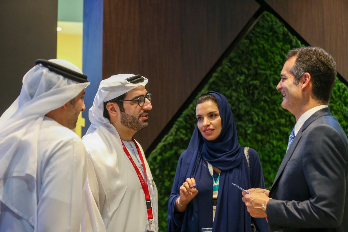 حديث عفوي و عام مع السيد أنطونوالدو نيفيس الرئيس التنفيذي لمجموعة الاتحاد للطيران و السيدة أمينة طاهر، نائب رئيس شؤون العلامة التجارية والتسويق لدى مجموعة الاتحاد للطيران و السيد سعود الملا في سوق السفر العربي #دبي في جناح <a href="/etihad/">Etihad Airways</a> <a href="/AminaTaher/">أمينة طاهر</a>