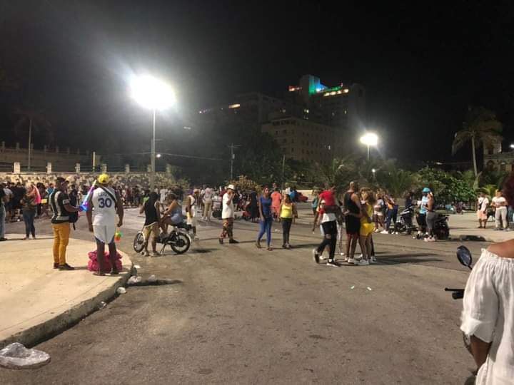 IndustrialOsde's tweet photo. Nuestros jóvenes disfrutando de la brisa marina y la música cubana en La Piragua.
#VivaCuba https://t.co/bZdx9EllZE
