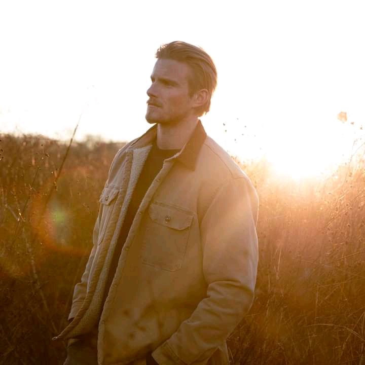 Today,Alexander Ludwig is having a birthday.He is becoming 31 years old.Can\t you wish him a happy birthday ? 