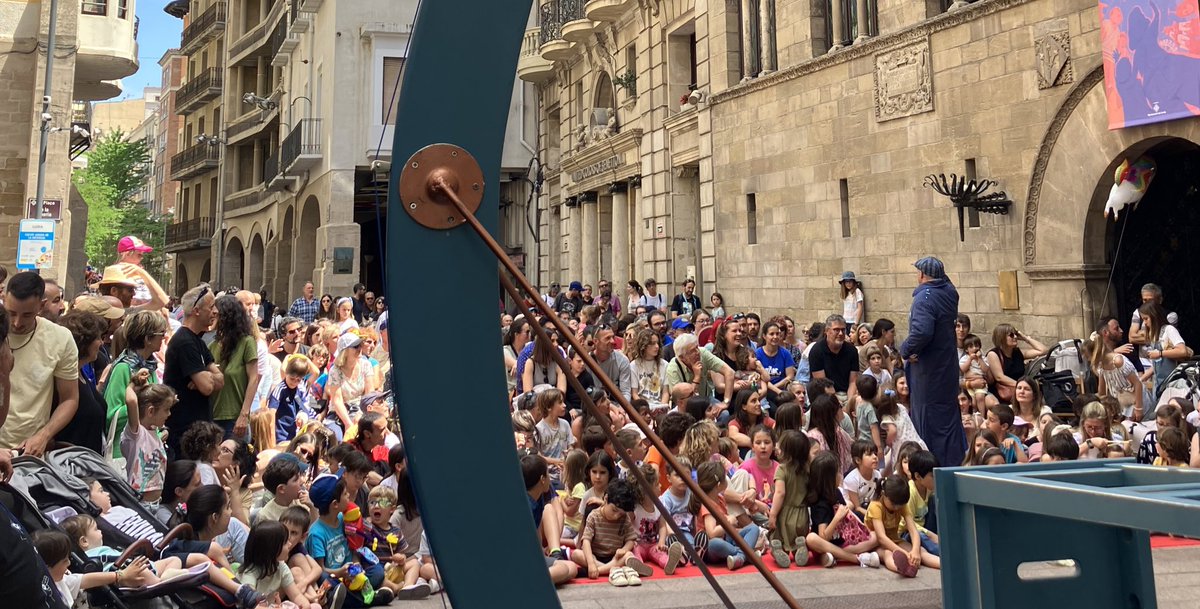 Un dissabte que no oblidarem, llarg i intens, aquí algunes imatges de les moltes que guardarem al record de l’esclat de festa popular que també és la 
#firatitelles2023
Seguim amb un diumenge igual d’intens, let’s go!