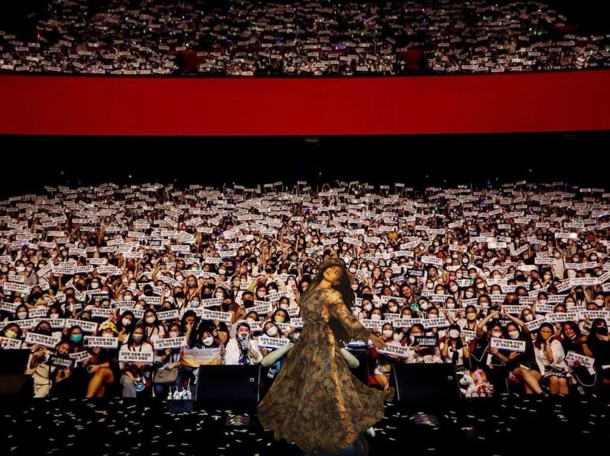 MerlionMatthew's tweet photo. Dear Direk @paolovalenciano,

We prepared these amazing banners so we can have this moment with queen @JustSarahG.

We're raising these during 'Forever's Not Enough' (not even sure if there's FNE on the line up 🥹) and the ending song.

Please let us have this shot, pleeeeaase🙏 https://t.co/Gx7Z7JZLpE