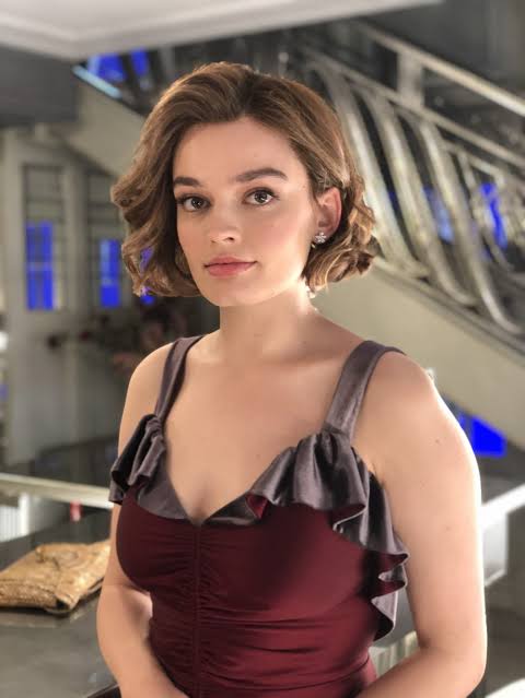 falgu_'s tweet photo. Emma Mackey went to the same surgeon as Margot Robbie https://t.co/tz1lChbFb3