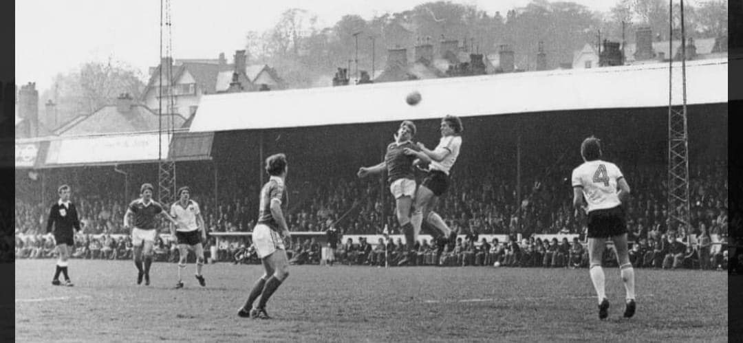 #BangorCity v #Wrexham, Welsh Cup 1978 with Clive Thomas as referee!!
What a great day that was never seen the ground that packed .
Shared from lost  football grounds site .
Remember the  Wrexham fans coming down Farrar road ,wow what a site that was ,loads of them .
,👍🏻🏴󠁧󠁢󠁷󠁬󠁳󠁿