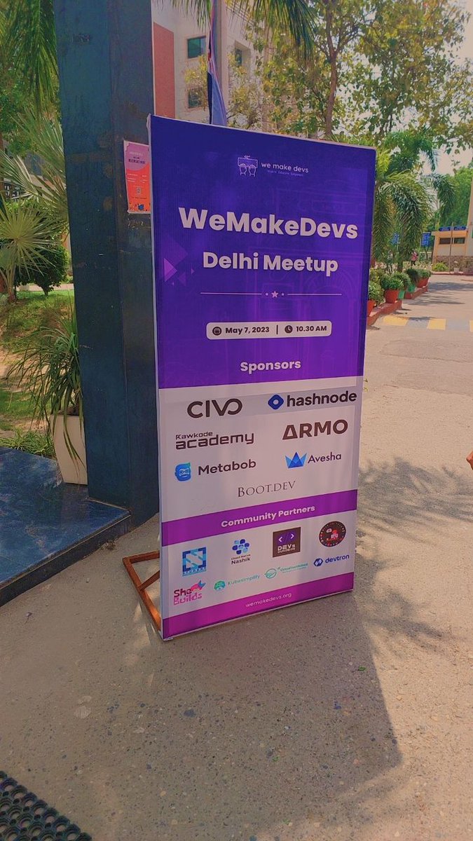 ayush08kg's tweet photo. At WeMakeDevs Delhi Meetup🤘
Really Excited since this is my first meetup😁..
@WeMakeDevs @kunalstwt @Aayush47163 @aashii_t07 @AryanKohli1908 
.
.
.
.
#meetup #firstmeetup #webdev #DevOps https://t.co/KQu9rAowNO