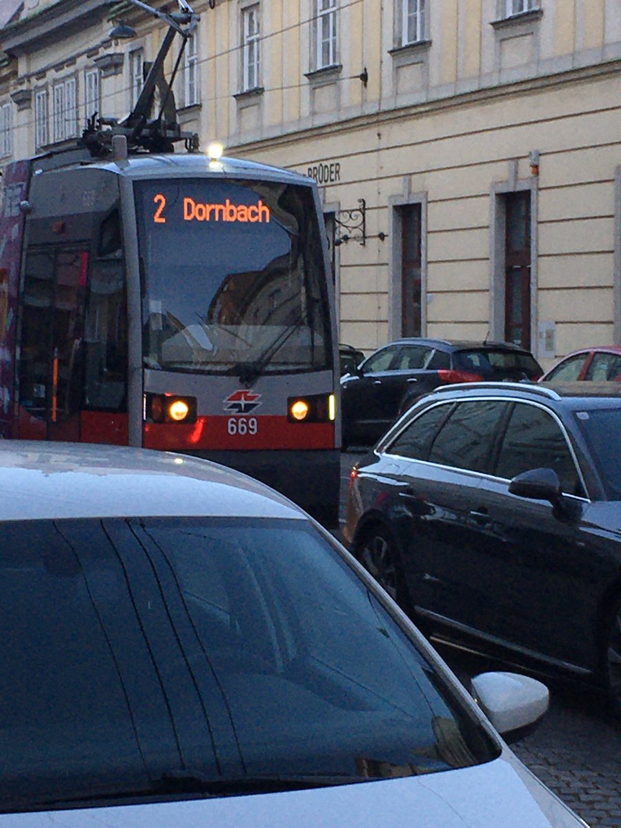 VCOE_AT's tweet photo. Unfair ist, wenn Öffi-Fahrgäste, die wesentlich dazu beitragen, dass es weniger Staus gibt, im Stau stehen müssen. Auch deshalb: Eigene Gleiskörper für #Strassenbahnen https://t.co/QvmNTiHTq6