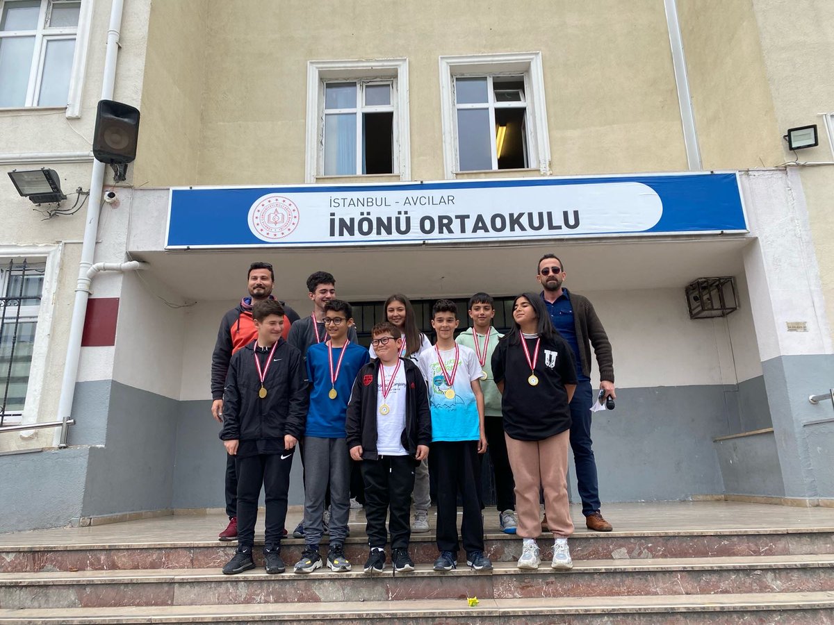 AvcInonu's tweet photo. Basketbol ve voleybol turnuvamızın şampiyonları madalyalarını aldılar. https://t.co/F0RramiX5Y