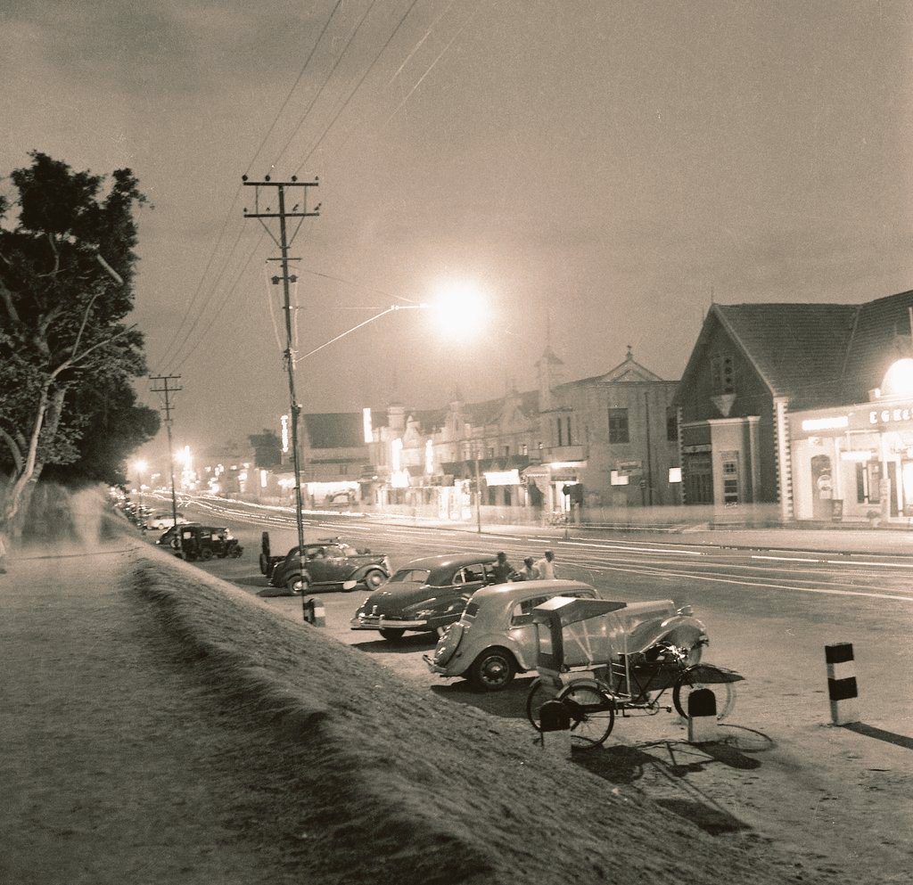 IndiaHistorypic's tweet image. 1950 :: Car Parking On M.G Road , Bangalore 

( Photo - @DeccanHerald )