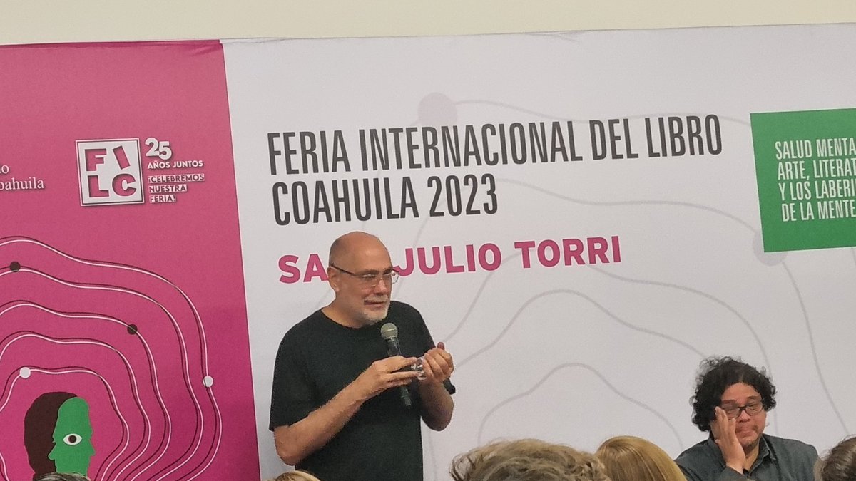 Un gusto acudir a la presentación de #Extrañas de quien fuera mi maestro <a href="/G_Arriaga/">Guillermo Arriaga</a> , saludarle y coincidir con amigos. Hoy es #NocheDeLectura =)