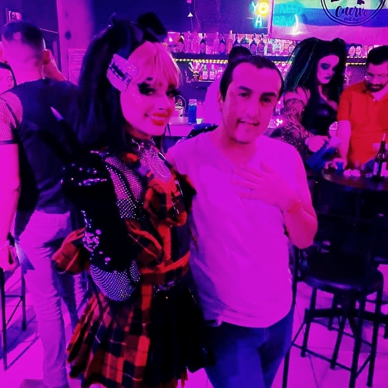 jpacosta89's tweet photo. un excelente show con el que nos deleitó @hiddenmistake_ ayer en #Reynosa super amable y hermana ya eres mexicano #LMD5 https://t.co/RoCLvvdb5M
